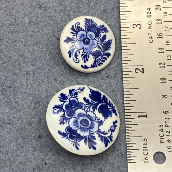 Vintage Delft Holland Brooch Set 1.5 & 1.25 In Floral Blue White Ceramic Signed - Picture 6 of 8